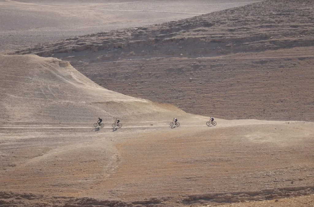 קבוצת רכיבה במדבר במסלול אופניים